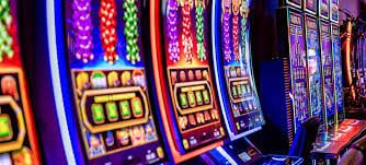 Dealer profesional deliwin membagikan kartu Casino Hold'em dengan jelas